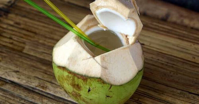 apa de cocos beneficii